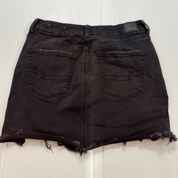 G40. Women’s American Eagle Outfitters Black Distressed Denim Skirt (12) - Picture 8 of 11